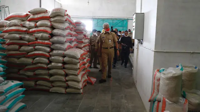 Gubernur Jawa Tengah Ganjar Pranowo kembali menyalurkan program Bantuan Sosial bagi Gabungan Kelompok Tani (Gapoktan) untuk pengendalian inflasi pada Senin (19/9/2022).