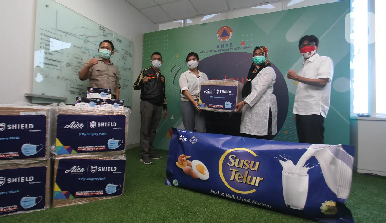 Jaringan Katholik Melawan Covid Yulius Setiarto, Ketua Gugus Tugas Penanganan Covid GP Ansor Faisal Saimima, Brand Manager Aice Group Sylvana Zhong, Direktur Kesiapsiagaan BNPB Eny Supartini dan Direktur Peringatan Dini Afrial Rosya pada donasi masker di Jakarta, (16/9/2020). (Liputan6.com/HO/Agus)