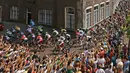 Para pebalap sedang berlomba di Etape 2 Tour de France yang berjarak 166 km antara Utrecht dan Vrouwenpolder, Belanda. (5/7/2015)(Reuters/STEFANO RELLANDINI)