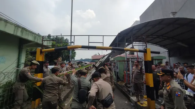 Satpol PP Buka Penutup Akses Jalan Menuju Pasar Jambu Dua Bogor