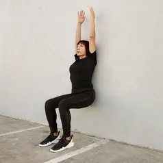 Wall pilates dirancang dengan memanfaatkan dinding sebagai alat bantu atau tahanan. (Foto/dok: Freepik)