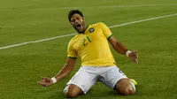 Penyerang Brasil, Hulk, merayakan gol yang dicetaknya ke gawang Amerika Serikat pada laga ujicoba di Stadion Gillette, Amerika Serikat, Rabu (9/9/2015). (AFP/Don Emmert)