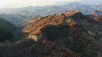 Foto dari udara yang diabadikan pada 4 November 2020 ini menunjukkan pemandangan musim gugur di Tembok Besar seksi Yumuling di Wilayah Qianxi, Provinsi Hebei, China utara. (Xinhua/Yang Shiyao)