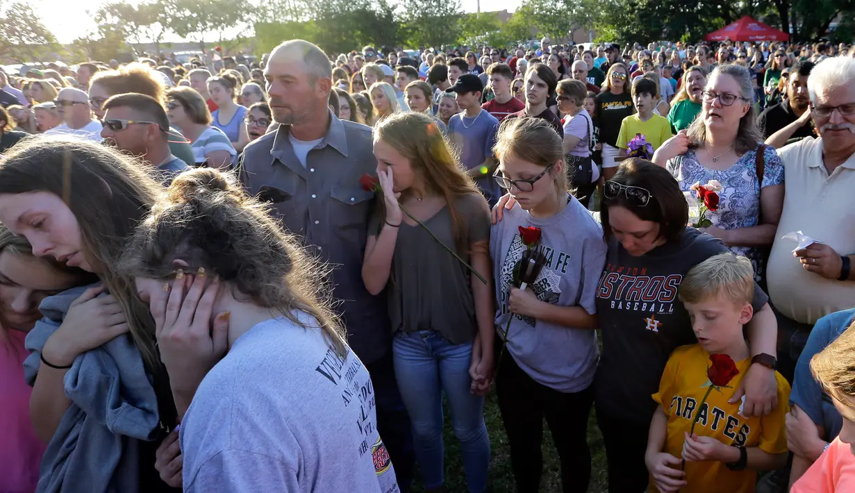 Para pendoa berkumpul selama penembakan penembakan di Santa Fe High School, Texas, Amerika Serikat, Jumat (18/5). (AP Photo/David J. Phillip)