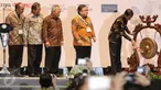 Presiden Jokowi memukul gong sebagai tanda pembukaan acara Indonesia Infrastructure Week (IIW) di Jakarta Convention Center, Rabu (9/11). Acara ini dihadiri oleh 22.000 peserta dan menghadirkan 350 proyek. (Liputan6.com/Faizal Fanani)