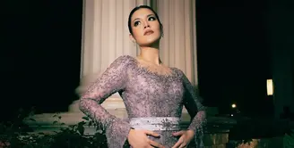 Raisa baru saja menjadi penyanyi di sebuah pernikahan. Ia pun memilih tampil dengan kebaya yang membuatnya tampak anggun. [@raisa6690]