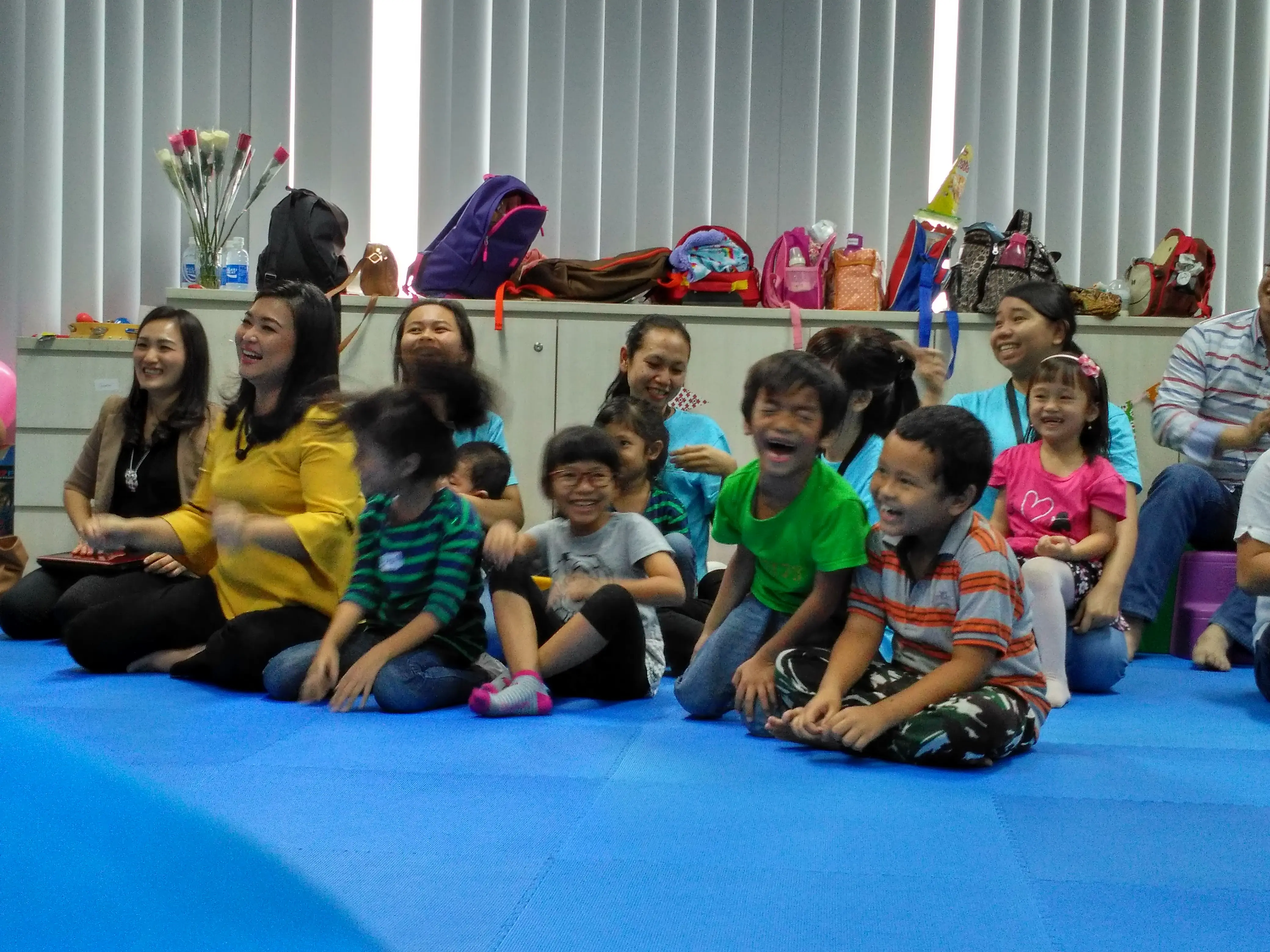 Saat asisten rumah tangga tak ada di libur Lebaran, para karyawan di PT Amerta Indah Otsuka Jakarta tak perlu pusing. Tersedia fasilitas day care di kantor. 