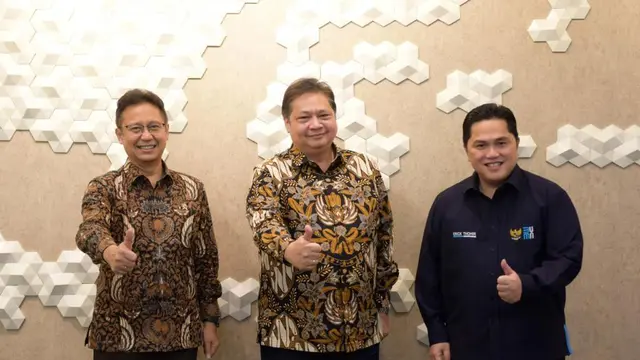 Menteri Koordinator Bidang Perekonomian Airlangga Hartarto bersama Menteri BUMN Erick Thohir dan Menteri Kesehatan Budi Gunadi Sadikin. (Sumber: ekon.go.id)
