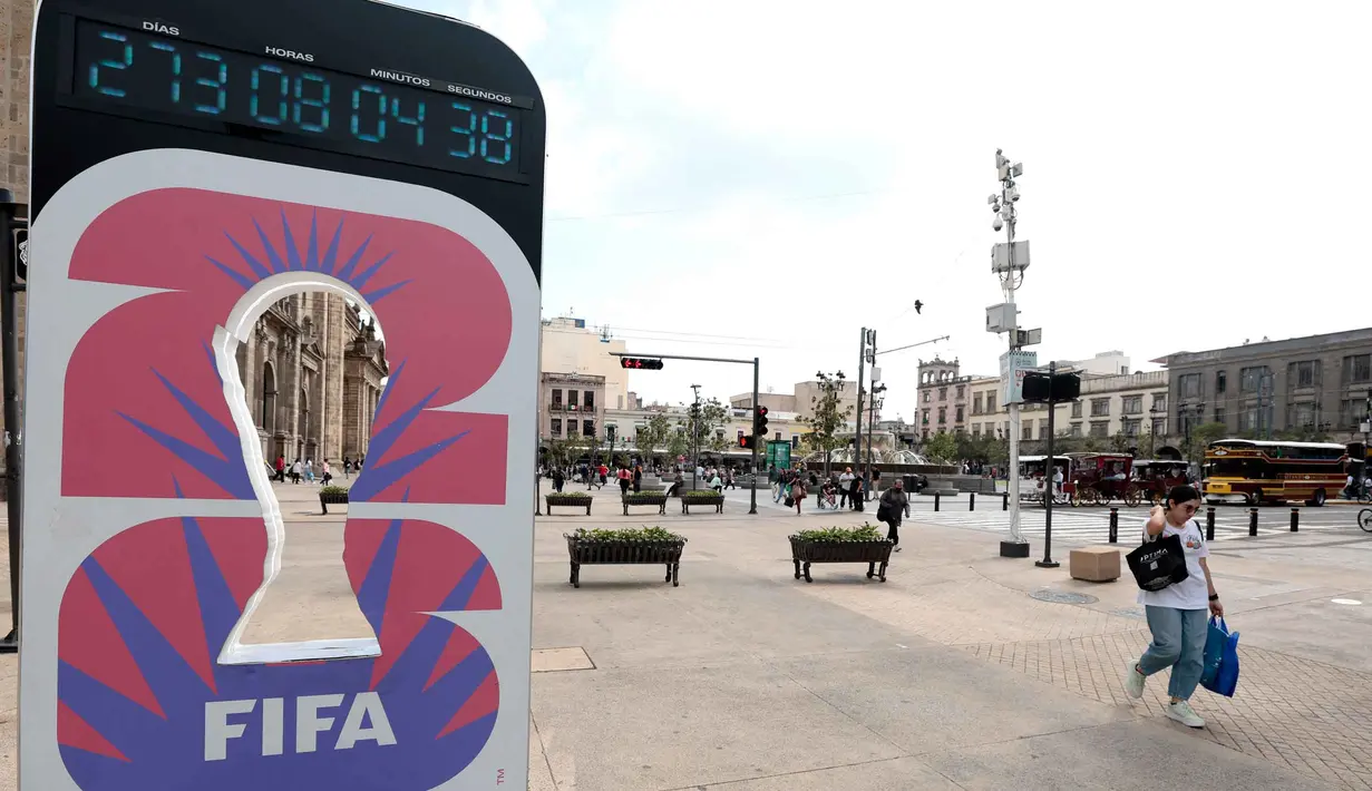 Tahap pertama yang juga disebut "Visa Presale Draw" mengharuskan suporter untuk mendaftarkan Kode Identifikasi Penggemar (Fan ID) di laman resmi FIFA. Hanya pemegang kartu Visa berusia di atas 18 tahun yang dapat mendaftar. (ULISES RUIZ/AFP)