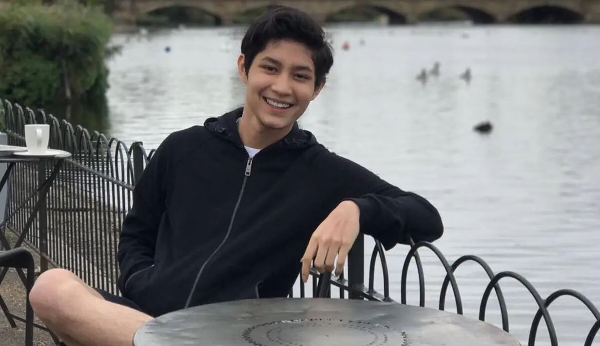 Saat pagi hari, Rassya kerap lari pagi saat berada di London. Usai lari pagi, Rassya menyempatkan waktu untuk bersantai sejenak dipinggir danau di Hyde Park, London. Suasana sejuk di danau pada pagi hari, membuat raut wajah Rassya terlihat ceria. (Liputan6.com/IG/@teukurassya)