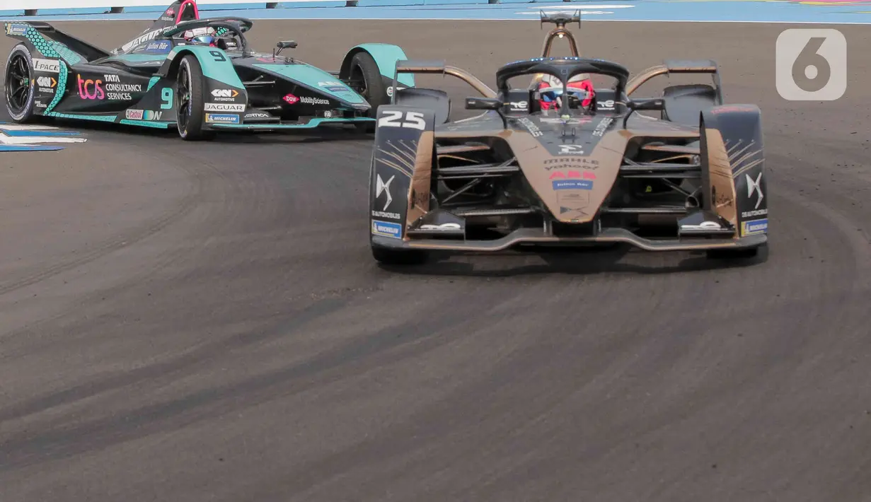 Pembalap DS Techeetah Jean-Eric Vergne beradu kecepatan dengan pembalap Jaguar TCS Mitch Evans (kiri) pada balapan Formula E seri kesembilan di Jakarta International E-Prix Circuit (JIEC), Jakarta, Sabtu (4/6/2022). Pembalap Jaguar TCS Mitch Evans menjadi pemenang usai menjadi yang tercepat menyelesaikan putaran 40 lap dengan catatan waktu 48 menit 28, 424 detik. (Liputan6.com/Herman Zakharia)