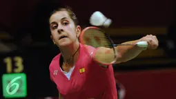 Juara dunia 2014 Carolina Marin (Spanyol) saat tampil melawan pebulutangkis Malaysia, Tee Jing Yi di Total BWF Championships 2015 di Jakarta, Selasa (11/8/2015). Carolina Marin unggul 19-21, 21-14, 21-13. (Liputan6.com/Helmi Fithriansyah)