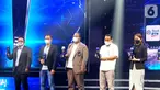 Direktur IT dan Digital PT Bank Tabungan Negara Andi Nirwoto (kiri)  mengangkat piala penghargaan Digital Innovation Awards (DIA) 2022 di Jakarta. BTN menyabet penghargaan atas aplikasi BTN Property Mobile yang memudahkan para pemburu rumah untuk mencari serta memiliki hunian. (Liputan6.com/HO/BTN)