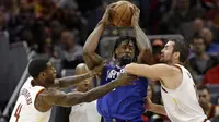 Pemain Los Angeles Clippers, DeAndre Jordan (tengah) berusaha melewati adangan dua pemain Cleveland Cavaliers pada laga NBA basketball game di Quicken Loans Arena, Cleveland, (18/11/2017), Cavs menang 118-113. (AP/Tony Dejak)