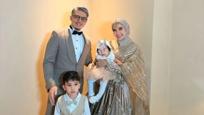 Tampil Kompak, 5 Potret Irwansyah dan Zaskia Sungkar Kondangan Ajak Ukkasya dan Baby Humaira (credit: instagram/zaskiasungkar15)