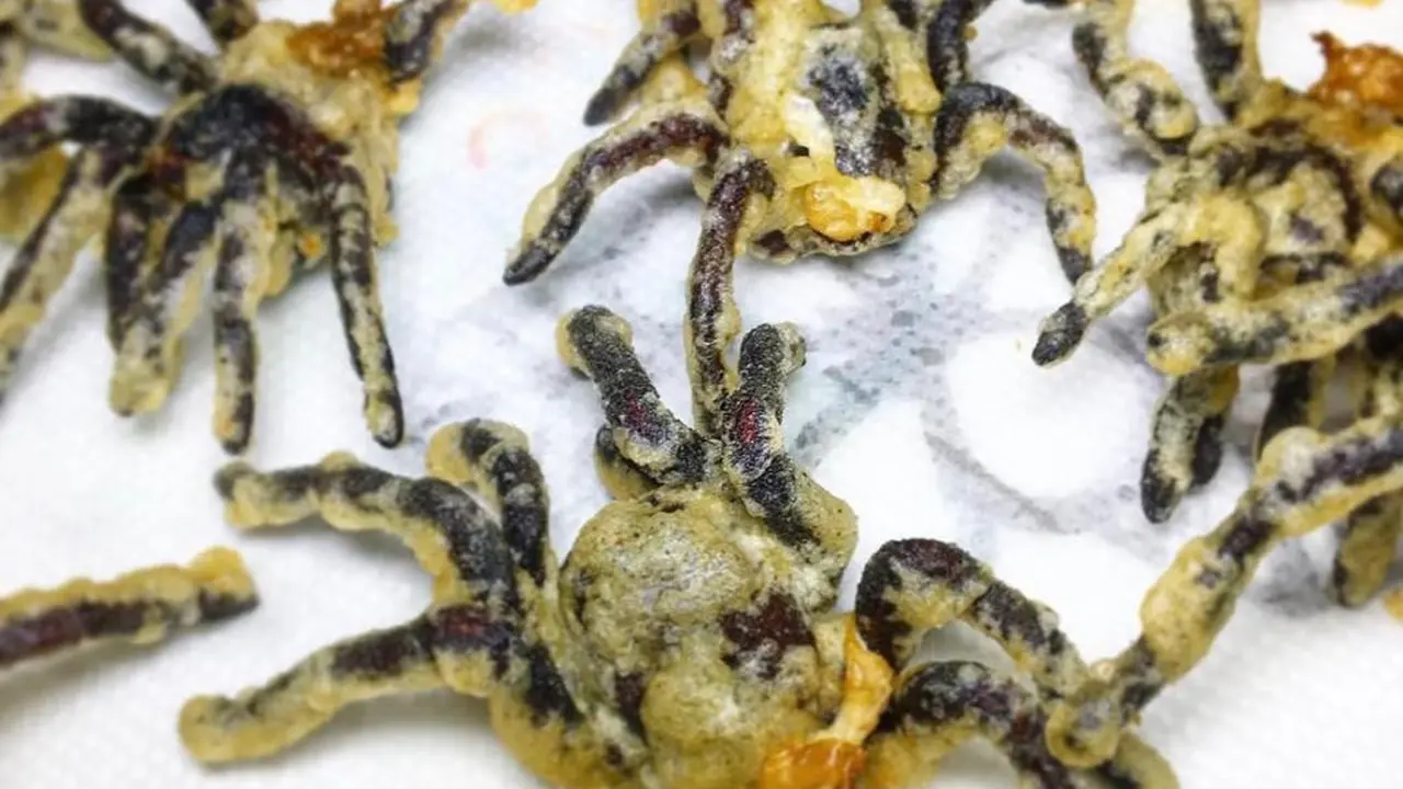 Chef Joseph Yoon menyajikan berbagai hidangan ala fine dining berbahan dasar serangga di restorannya di New York, Amerika Serikat. (Instagram/@brooklynbugs)