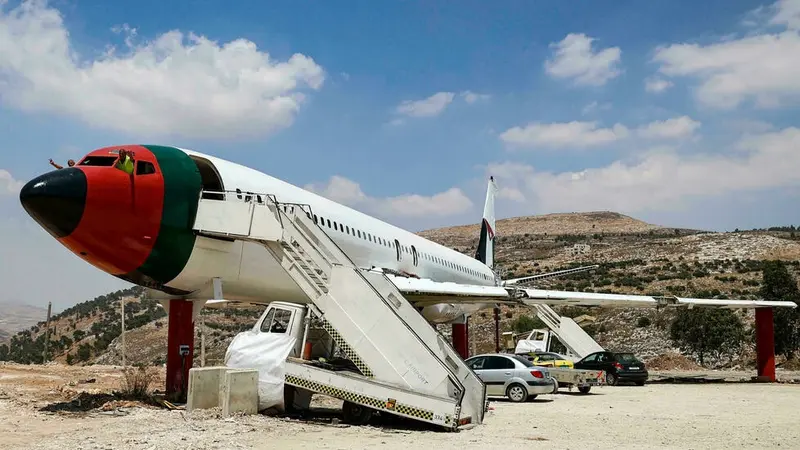 Sebuah pesawat Boeing 707 yang dinonaktifkan dari tahun 1980-an diubah menjadi The Palestinian-Jordanian Airline Restaurant and Coffee Shop Al-Sairafi Nablus. (Photo credit: Jaafar Ashtiyeh/AFP)