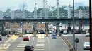 Sejumlah kendaraan mobil mengantre di gerbang tol Pondok Ranji, Tangsel, Jumat (14/4). Libur Paskah 2017 kondisi arus lalu lintas menuju Tol Lingkar Luar terpantu lancar. (Liputan6.com/Helmi Afandi)