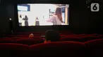Pengunjung menonton film di salah satu bioskop Cinepolis di Jakarta Jumat (23/10/2020). Sejumlah bioskop di Ibu kota kembali beroperasi setelah mendapatkan izin dari Pemprov DKI Jakarta dengan jumlah penonton dibatasi maksimal 25 persen dari total kapasitas. (Liputan6.com/Faizal Fanani)
