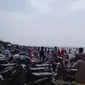 Pantai Tanjungpakis, Karawang dipadati wisatawan saat libur Lebaran 2019. (Abramena)