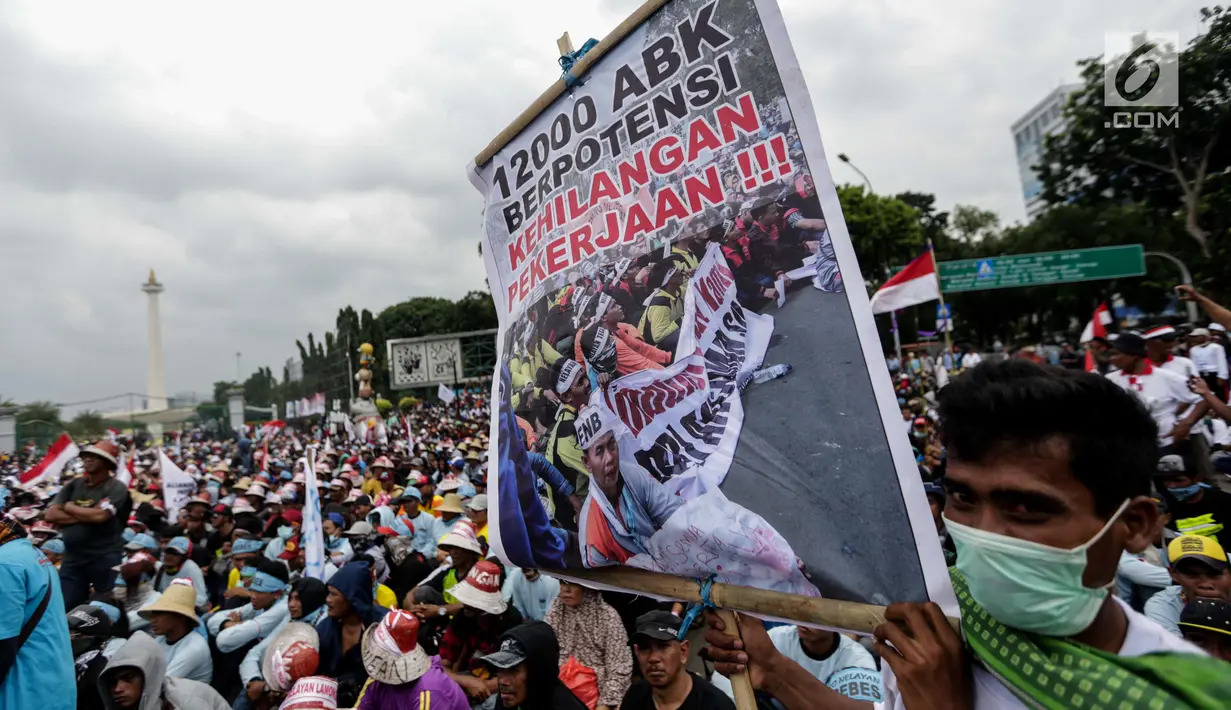 Seorang nelayan membentangkan spanduk saat unjuk rasa menolak larangan penggunaan cantrang di depan Istana Negara, Jakarta Pusat, Rabu (17/1). Aturan ini bertujuan menjaga keberlanjutan sumber daya kelautan. (Liputan6.com/Faizal Fanani)