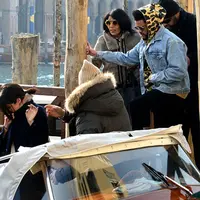 Kabar terbaru dari pasangan Selena Gomez dan The Weeknd. Liburan mereka di Italia ternyata belum usai, keduanya masih terlihat mengunjungi beberapa kota, salah satunya adalah Venesia. (doc.dailymail.com)