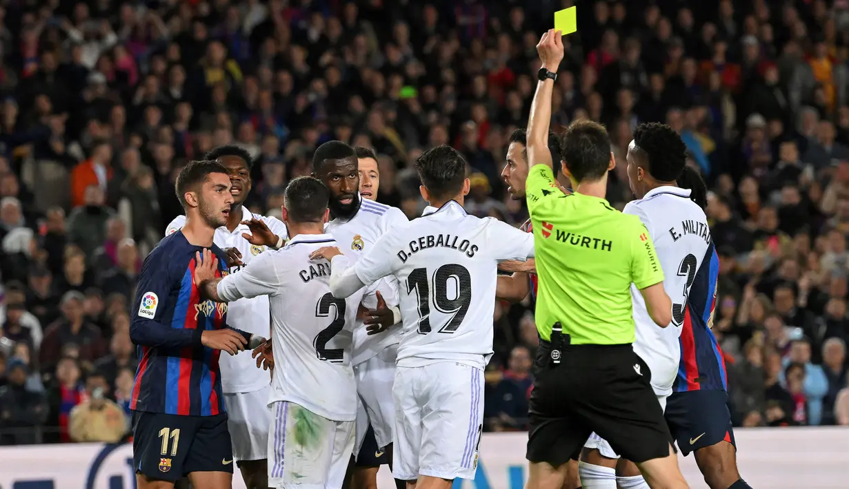 Sejumlah pemain Barcelona dan Real Madrid bersitegang pada laga pekan ke-26 Liga Spanyol 2022/2023 di Camp Nou, Barcelona, Senin (20/03/2023). Blaugrana menang dengan skor 2-1 pada pertandingan yang bertajuk El Classico tersebut. (AFP/Lluis Gene)
