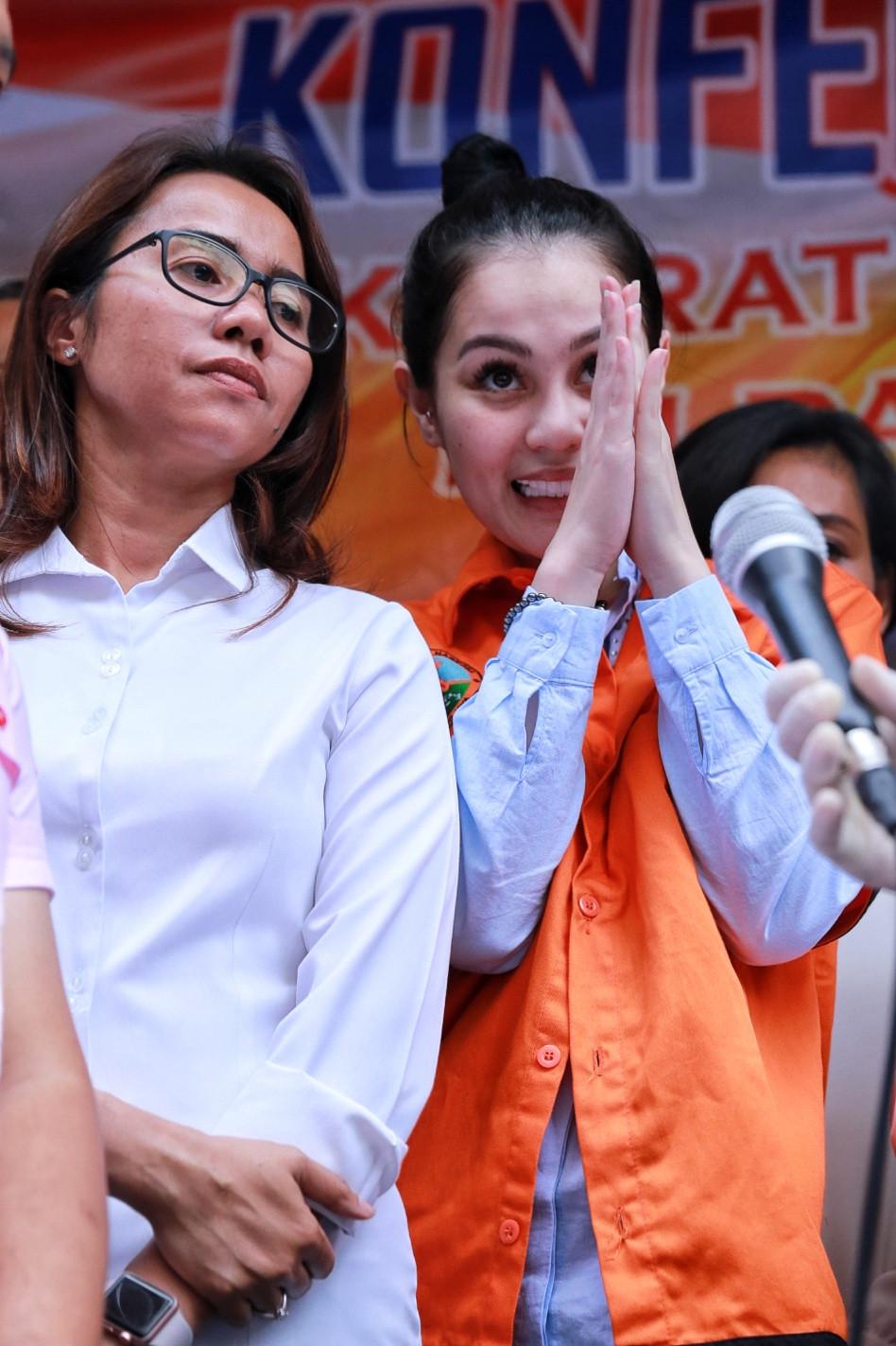 Jennifer Dunn di Polda (Adrian Putra/bintang.com)