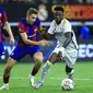 Fermin Lopez mencetak satu gol dan assist ketika Barcelona menang 3-0 atas Real Madrid pada laga pramusim di Stadion AT&T, Minggu (30/7/2023). (AFP/Aric Becker)