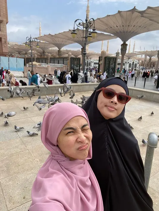 Tidak sendiri, perjalanan ibadah umrah kali ini bersama sang buah hati. Momen bersama sang putrinya. Setelah ziarah ke Raudhah lanjut berkeliling. [Instagram/fenirose]