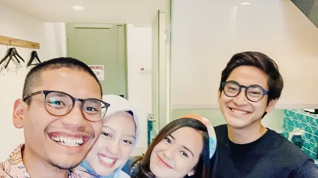 Bintangi Film Adaptasi Novel, Ini Potret 6 Pasangan Artis Layar Lebar Bareng Penulisnya