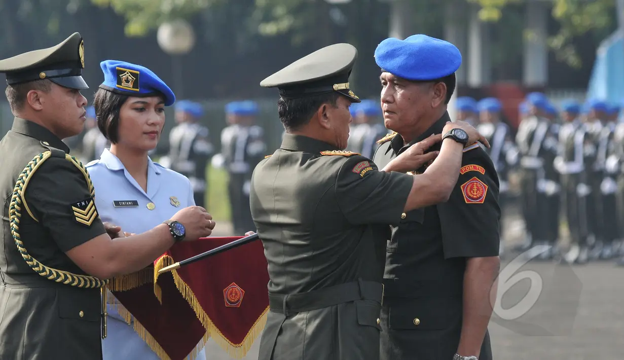 Panglima TNI Jenderal TNI Moeldoko (kedua kanan) menyematkan tanda pangkat kepada Komandan Polisi Militer TNI, Mayjen TNI Maliki Mift saat peresmian organisasi Polisi Militer TNI di Mabes TNI, Jakarta, Senin (4/5/2015). (Liputan6.com/Herman Zakharia)