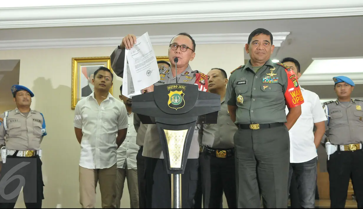 Kapolda Metro Jaya, Irjen M Iriawan memberikan keterangan pers terkait penangkapan Miryam S. Haryani di Jakarta, Senin (1/5). Miryam menjadi buronan KPK setelah jadi tersangka pemberian keterangan palsu kasus e-KTP. (Liputan6.com/Helmi Afandi)