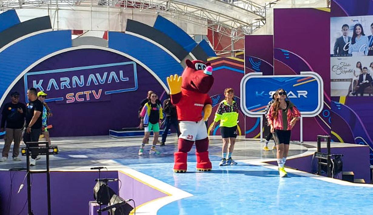 Maskot Piala Dunia U-17, Bacuya ikut menari saat acara off air senam massal pagi saat Karnaval SCTV yang digelar di Menara Pandang Teratai Purwokerto, Jawa Tengah pada Sabtu (23/09/2023). (Dok. SCTV)