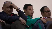 Pemain Timnas Indonesia, Evan Dimas, menonton laga melawan Vietnam di Stadion MPS, Selangor, Selasa (22/8/2017). Indonesia akan menghadapi Vietnam pada  laga keempat Grup B SEA Games 2017. (Bola.com/Vitalis Yogi Trisna)
