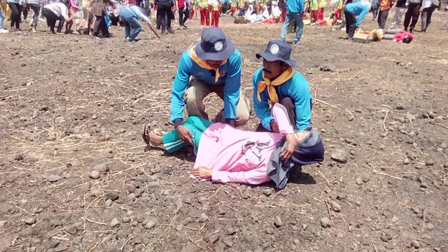 Salah satu simulasi penyelamatan korban saat bencana alam berlansgung, yang dilakukan anggota Tagana, dalam kegiatan Aksi Tagana Jawa Barat, beberapa waktu lalu