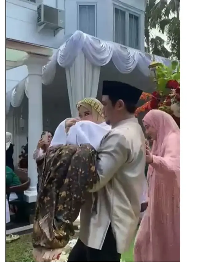 6 Momen Pengajian dan Siraman Jelang Nikah Anak Tengku Firmansyah dan Cindy Fatikasari