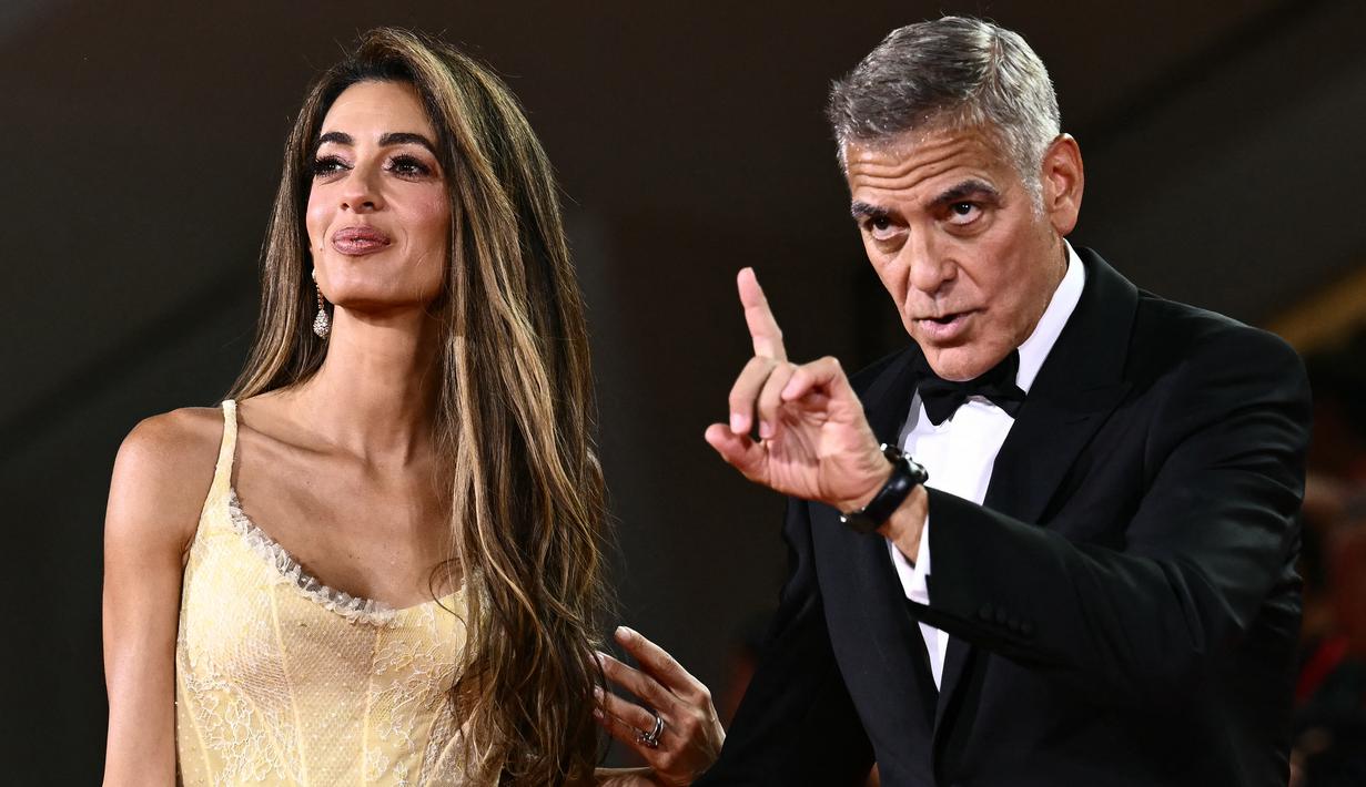 Perempuan 46 tahun itu membiarkan rambutnya tergerai dan terurai ke samping dan mengenakan sepasang anting-anting mutiara sebagai aksesoris. (Alberto PIZZOLI / AFP)