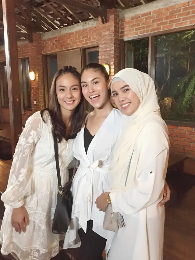 7 Potret Raya Kitty saat Kenakan Hijab, Cantik Memesona