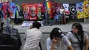 Handuk bergambar Presiden Brasil Jair Bolsonaro dan mantan Presiden Brasil Luiz Inacio da Silva atau Lula digantung untuk dijual menjelang pemilihan umum presiden di Rio de Janeiro, Brasil, 27 Juli 2022. Pemilihan umum presiden mempertemukan dua kandidat, yakni petahana Jair Bolsonaro dan Luiz Inacio da Silva. (AP Photo/Silvia Izquierdo)