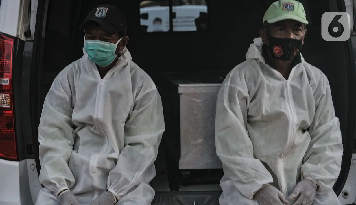 Tim medis mengenakan baju hazmat saat menunggu antrean pemakaman di TPU Pondok Ranggon, Jakarta, Kamis (24/9/2020). Jumlah kumulatif kasus Covid-19 di Indonesia mencapai 262.022 orang per Kamis (24/9) dengan 191.853 orang dinyatakan sembuh dan 10.105 orang meninggal dunia (merdeka.com/Iqbal Nugroho)
