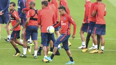 Bintang Baru PSG, Neymar (tengah) saat melakukan jugling pada sesi latihan di Camp des Loges, Paris, (11/8/2017). PSG akan mengawali Liga 1 Prancis melawan Guingamp. (AFP/Alain Jocard)