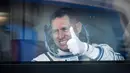 Astronaut NASA Frank Rubio melambaikan tangan kepada kerabatnya sebelum peluncuran pesawat ruang angkasa Soyuz MS-22 di kosmodrom Baikonur, Kazakhstan, 21 September 2022. Ini adalah penerbangan pertama ke luar angkasa bagi Rubio, yang akan bertugas sebagai insinyur penerbangan dalam misi ini. (Natalia Kolesnikova, Pool Photo via AP)