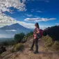 Ibu dua anak ini memang sangat menyukai alam. Momen ia menikmati suasana dari puncak gunung Batur ini menjadi buktinya. Foto Medina Kamil saat naik gunung Batur pun berhasil panen pujian dari warganet. (Liputan6.com/IG/medinakamil)