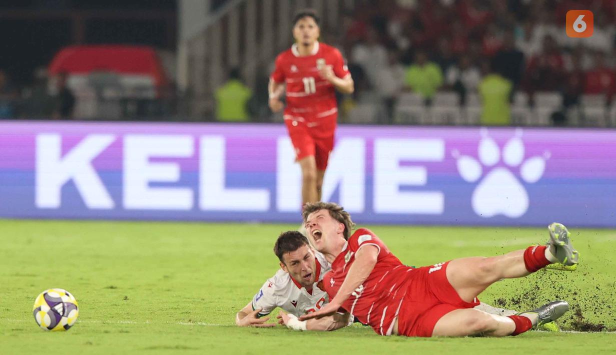 Begitu babak pertama dimulai, Timnas Indonesia langsung tampil menyerang. Tampak dalam foto, penyerang Timnas Indonesia, Ole Romeny (depan) terjatuh saat berebut bola dengan pemain Bulgaria pada laga final FIFA Series 2026 di Stadion Utama Gelora Bung Karno (SUGBK), Jakarta, Senin (30/3/2026) malam WIB. (Bola.com/M. Iqbal Ichsan)