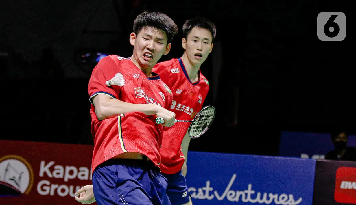 Pebulu tangkis ganda putra China Liu Yu Chen/Ou Xuan Yi saat melawan pebulu tangkis ganda putra Korea Selatan Choi Sol Gyu/Kim Won Ho pada pertandingan final East Ventures Indonesia Open 2022 di Istora Senayan, Jakarta, Minggu (19/6/2022). China Liu Yu Chen/Ou Xuan Yi juara East Ventures Indonesia Open 2022 usai mengalahkan Choi Sol Gyu/Kim Won Ho dengan skor 21-17 dan 23-21. (Liputan6.com/Faizal Fanani)