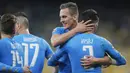 Pemain Napoli, Arkadiusz Milik, merayakan gol bersama rekan-rekannya saat melawan Dynamo Kiev pada laga grup B Liga Champions di Olympiyskiy stadium, Kiev, (14/9/2016) dini hari WIB. (AP/Efrem Lukatsky)