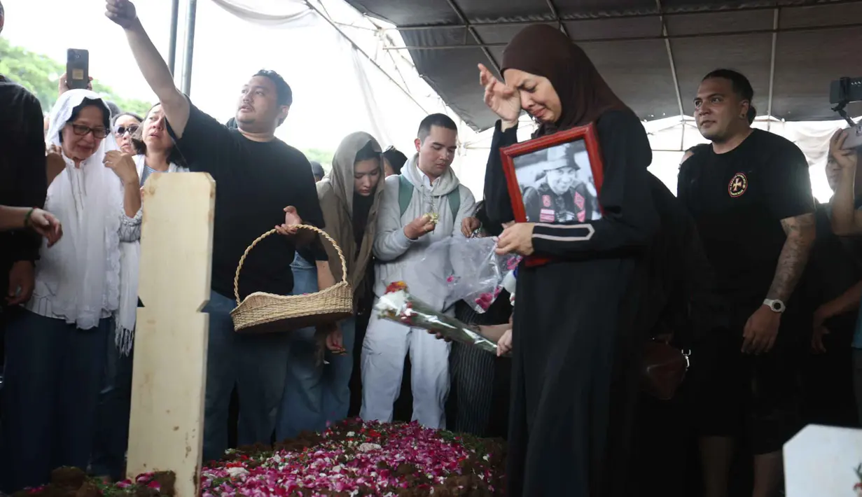 Sebelumnya, jenazah Gary Iskak disemayamkan di rumah duka di kawasan Gintung, Tangerang Selatan, Banten. Tampak dalam foto, istri Gary Iskak, Richa Novisha (kanan) saat berada di dekat pusara sang suami di Taman Pemakaman Umum (TPU) Tanah Kusir, Jakarta Selatan, Sabtu (29/11/2025). (Kapanlagi.com/Budy Santoso)