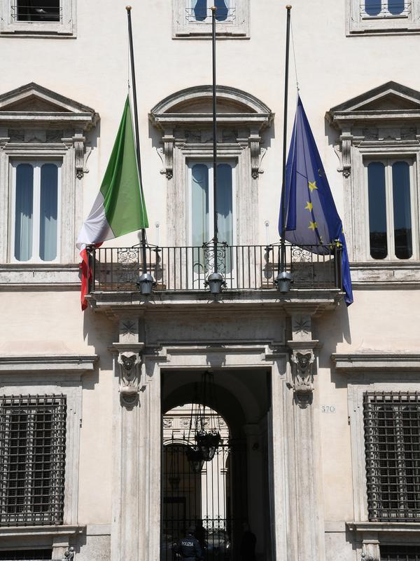 Bendera nasional Italia dikibarkan setengah tiang sebagai tanda berkabung atas korban meninggal akibat pandemi COVID-19 di Roma, 31 Maret 2020. Italia mengibarkan bendera setengah tiang pada Selasa (31/3) untuk berkabung atas kematian 11.591 orang akibat virus corona. (Xinhua/Alberto Lingria)