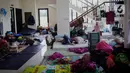Kondisi warga korban banjir yang masih bertahan mengungsi di GOR Pengadegan, Jakarta, Selasa (7/1/2020). Masih banyaknya warga yang memilih bertahan di pengungsian lantaran kondisi rumah mereka belum memungkinkan untuk ditinggali dan belum adanya arahan dari kelurahan. (Liputan6.com/Faizal Fanani)